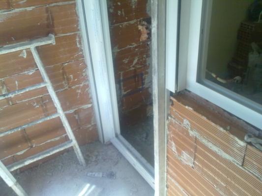 Tabique de ladrillo y con puerta y fijo de aluminio RPT