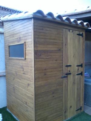 realización de caseta de madera para ubicar un aseo completo en el jardín