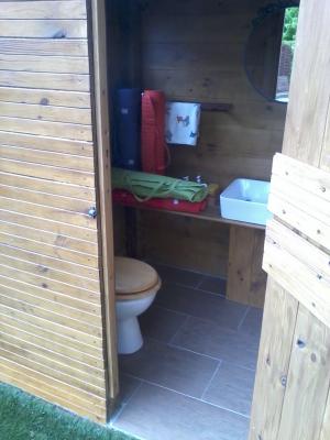 aseo exterior en caseta de madera de pino