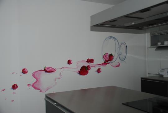 Mural pintado fresas en cocina