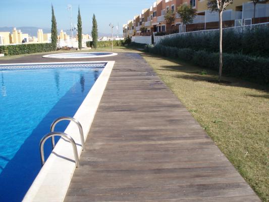 Borde de piscina de tarima tecnológica