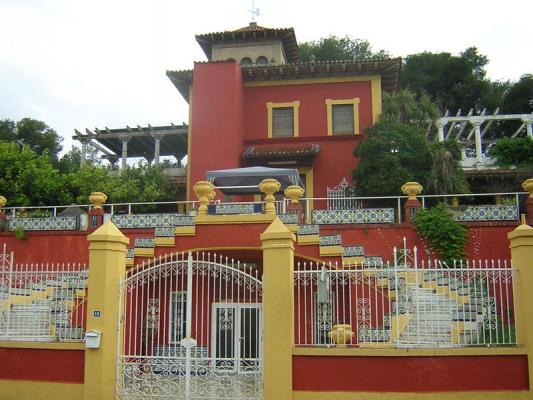 pintura chalet granate y ocre