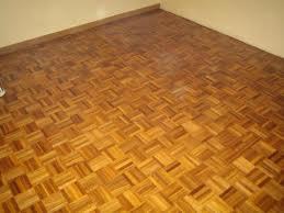 Suelo de madera en tablillas espigadas