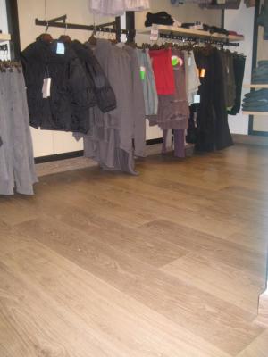 Suelo laminado en comercio