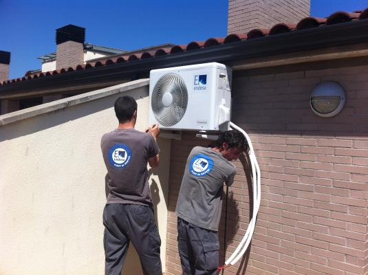 Montaje de un aire acondicionado marca Endesa