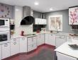 Cocina en blanco decorada con vinilos