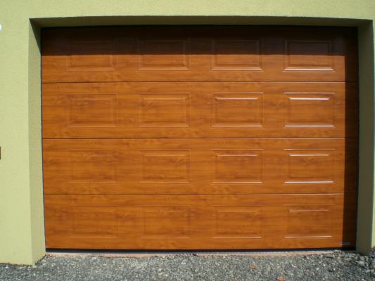 Puerta Seccional terminacion madera