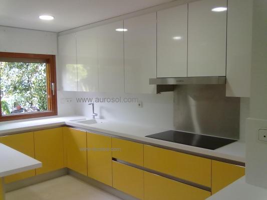 Cocina con encimera de Corian de Aurosol
