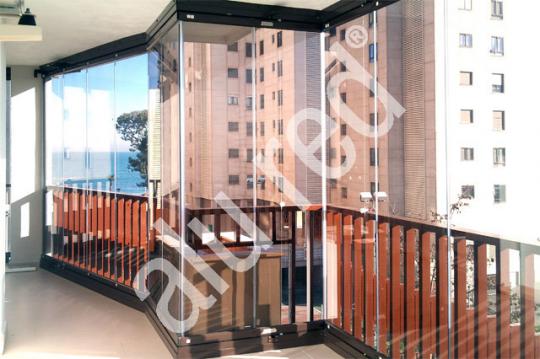 Cortinas de cristal para terraza formando forma