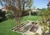 Jardin con estanque y pradera
