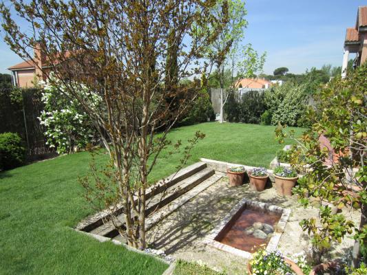 Jardin con estanque y pradera
