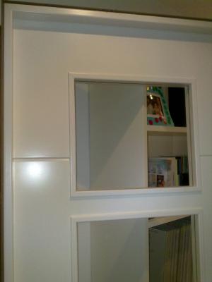 Montaje de puerta vidriera lacada en blanco