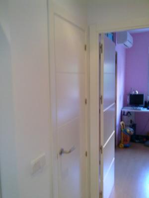 Puertas de paso lacadas en blanco con entrecalles