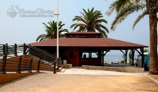 Chiringuito de playa de 150m2. Cubierta a 4 aguas con amplia cocima, almacen, barra y terraza.