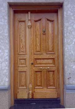 Puerta de entrada de pino Oregón.