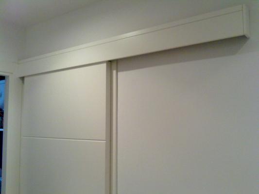 Galería registrable en puerta corredera deslizante sobre tabique