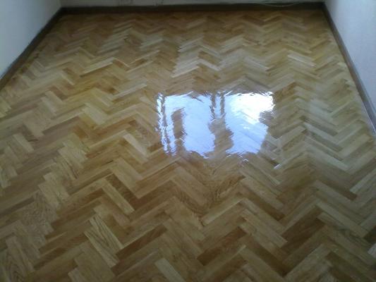 Lijado y barnizado de parquet de roble en formato de espiga