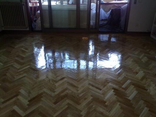 Parquet de roble recuperado con acabado en brillo