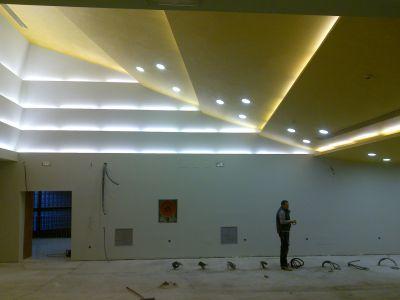 pared y techos con luminarias ocultas