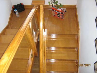 escalera madera natural y cristal