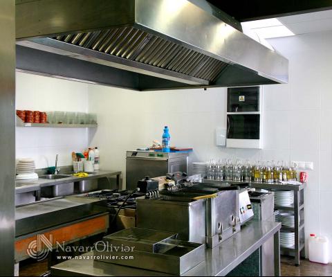 Interior cocina de chiringuito de madera