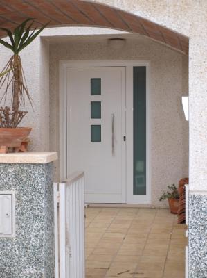 puertas de aluminio con paneles decorativos
