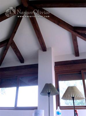 vigas falsas de madera para integrar la zona de cerramineto