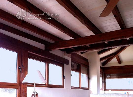 Cerramiento con estructura de madera y cubierta de tegola americana