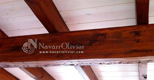 Vigas de cerramiento en estilo rustico con tablero ranurad en blanco decape