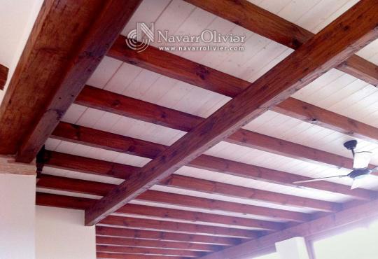 Cerramiento con vigas rusticas y blanco decape