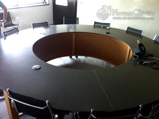 Mesa de reuniones redonda en madera y silestone