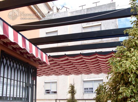 Pergola de madera color wengue con toldo