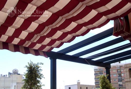 Pergola de madera con toldo
