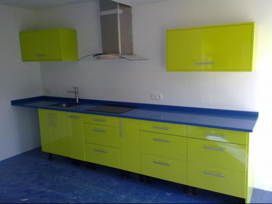 laminado alto brillo pistacho encimera compac azul
