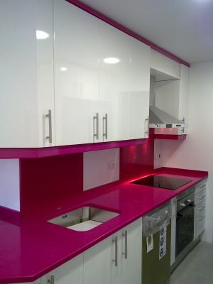 laminado alto brillo blanco encimera compac fucsia