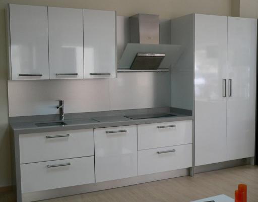 Cocina en blanco brillo