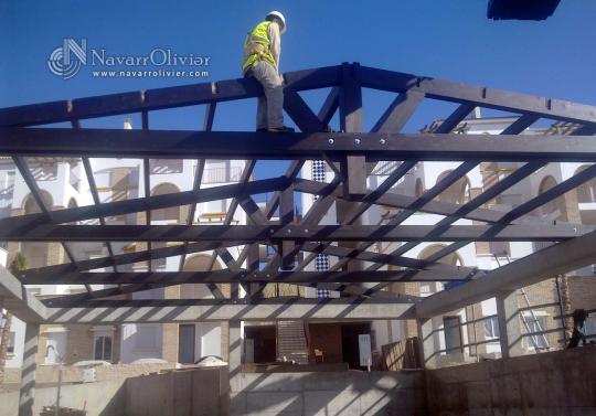 estructura de madera para cubierta a 2 aguas sobre piscina