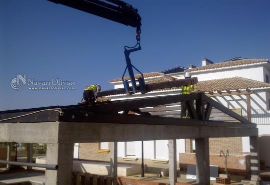 Estructura de vigas laminadas para cubierta de piscina en Vera