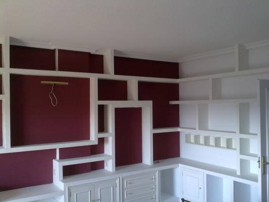 Librería de pladur en dos tonos de color