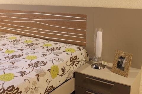 Dormitorio lacado con luz