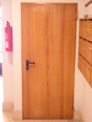 Puerta cortafuegos imitada a madera
