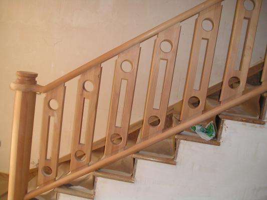 baranda y pasamanos de madera