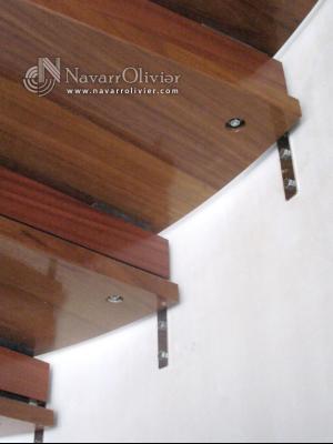 Escalera de diseño en madera de iroko