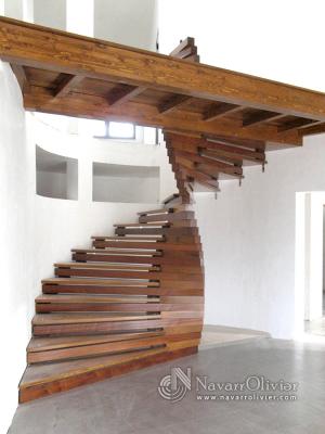 Escalera de diseño helicoidal en madera de iroko. Herrajes de sujesión en acero inoxidable.