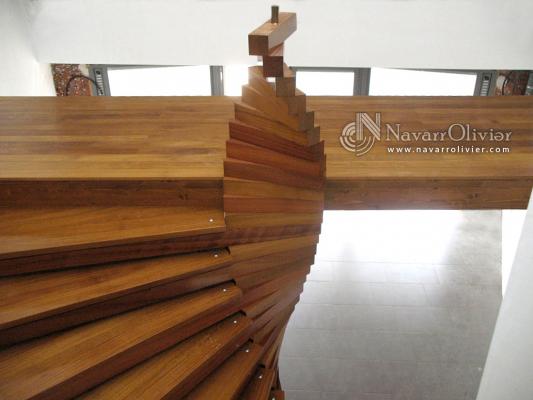 Escalera de diseño helicoidal en madera de iroko. 