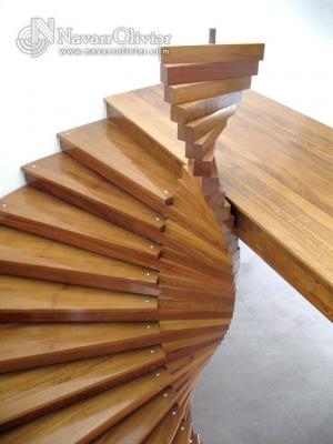 Escalera en madera de iroko