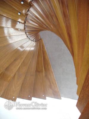 Escalera espiral en madera