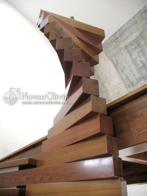 Escalera helicoidal de iroko