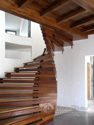 Escalera de diseño helicoidal en madera de iroko. Herrajes de sujesión en acero inoxidable.