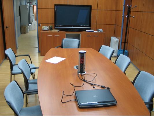 INSTALACIONES CANAL ALUMINIO, VOZ, DATOS Y ELECTRICIDAD EN MESA DE REUNIONES